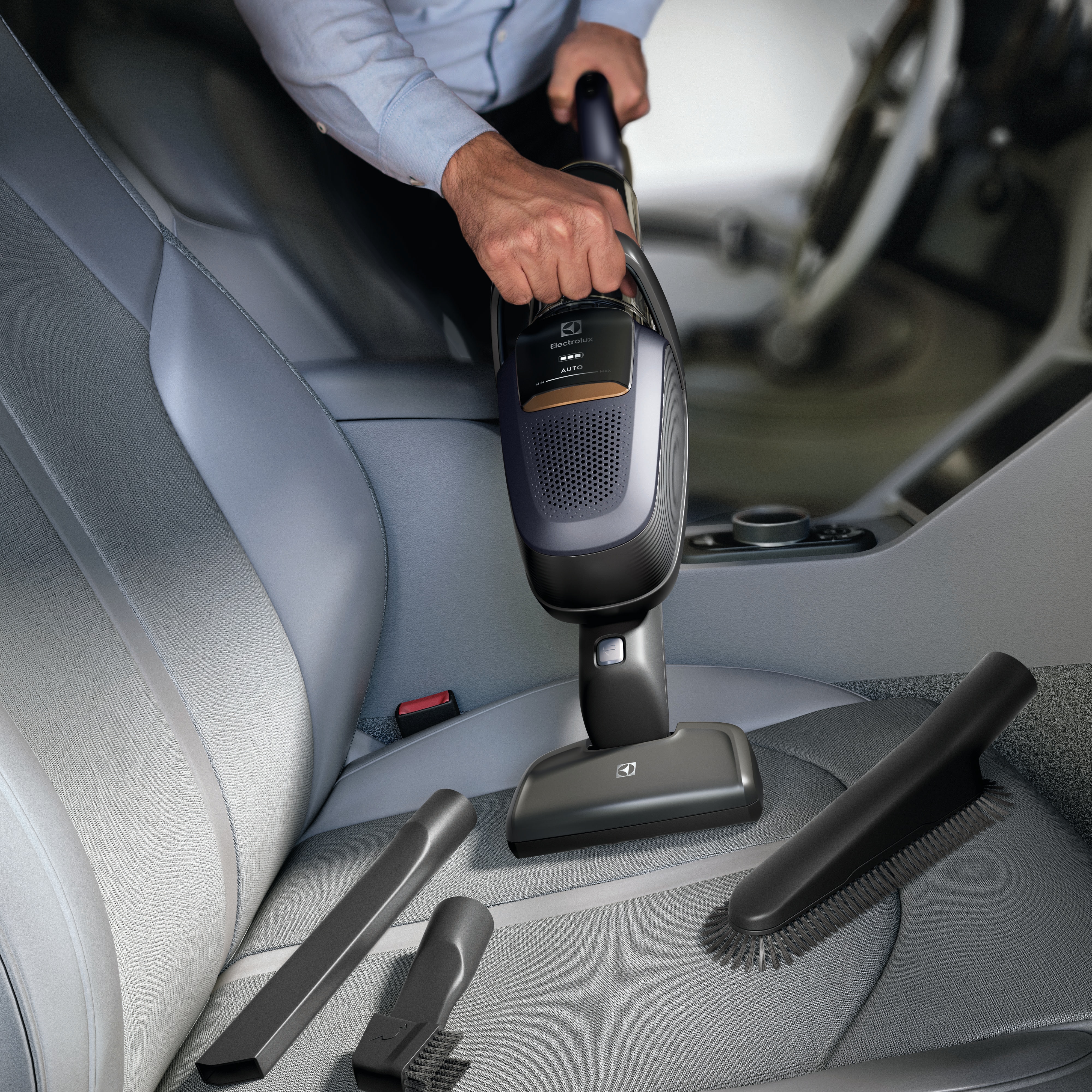 https://www.electrolux.co.id/contentassets/29bcff536e6b4cf9b496593dc1809b16/cara-membersihkan-interior-mobil-dengan-vacuum-cleaner-01.png