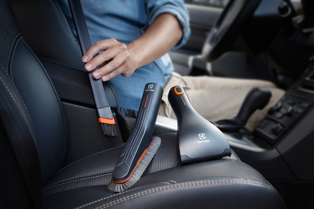 cara membersihkan interior mobil dengan vacuum cleaner