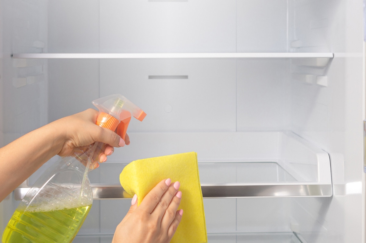 Spray bottle to clean your refrigerator