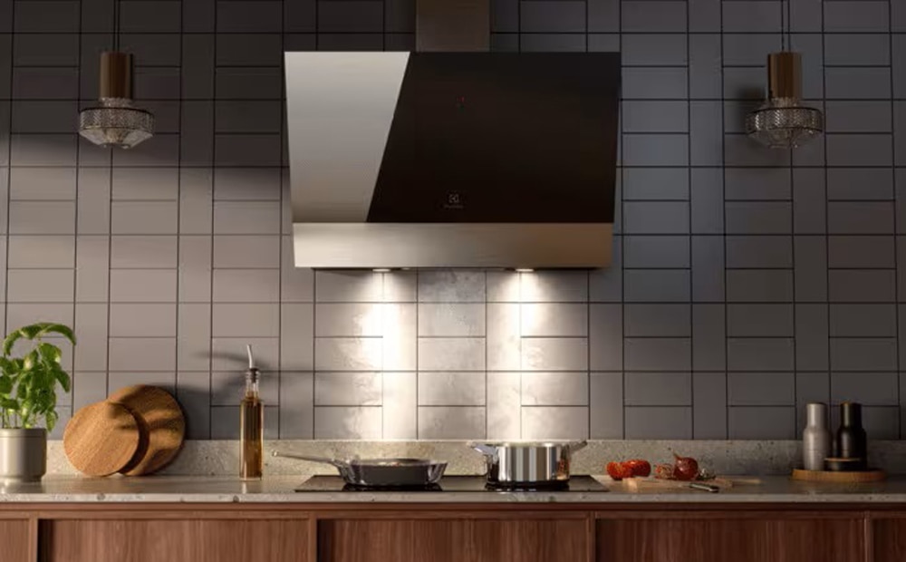 Dry off the cooker hood surface