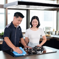 Layanan pembersihan dan perawatan di rumah kompor tanam